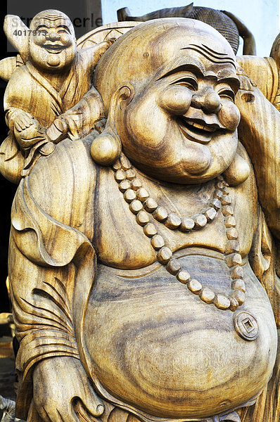 Buddhafiguren aus Holz bei Ubud  Bali  Indonesien