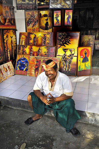 Maler sitzt vor Atelier bei Ubud  Bali  Indonesien