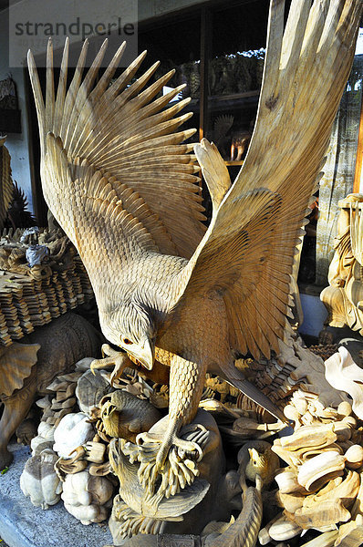 Adler aus Holz bei Ubud  Bali  Indonesien