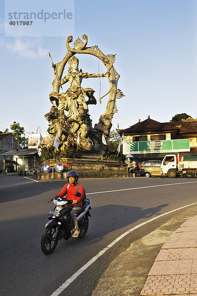 Figur an Straßenkreuzung  Ubud  Bali  Indonesien