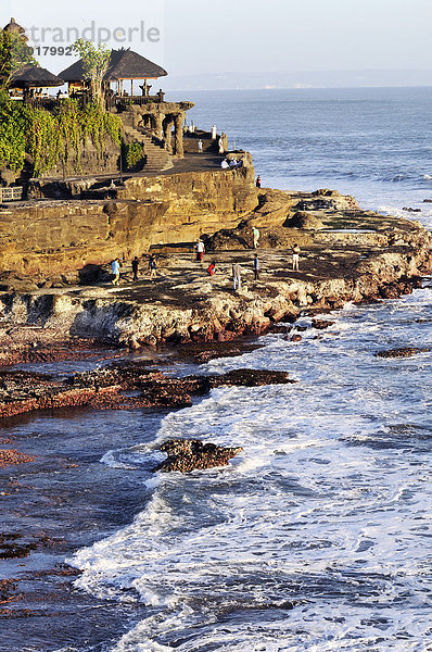 Touristen am Tanah Lot Tempel  Bali  Indonesien