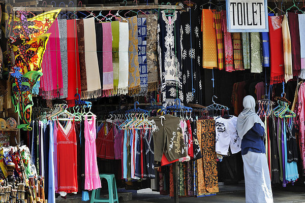 Nahe Bratan-See  Kleider und Schals auf dem Markt in Bedugul  Bali  Indonesien