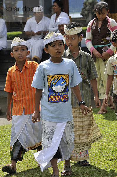 Am Bratan-See  Kinder am Pura Ulun Danu  Bali  Indonesien