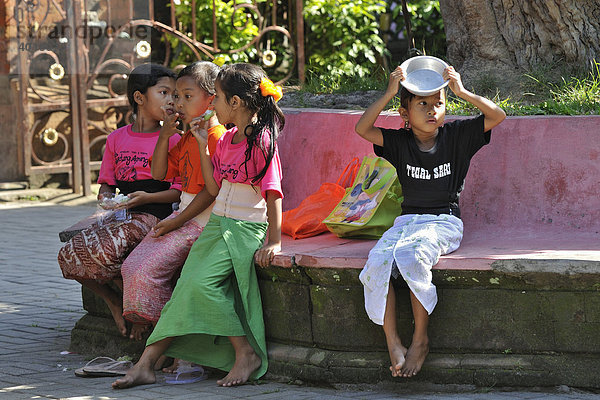 Vier Mädchen auf Bank  Ubud  Bali  Indonesien