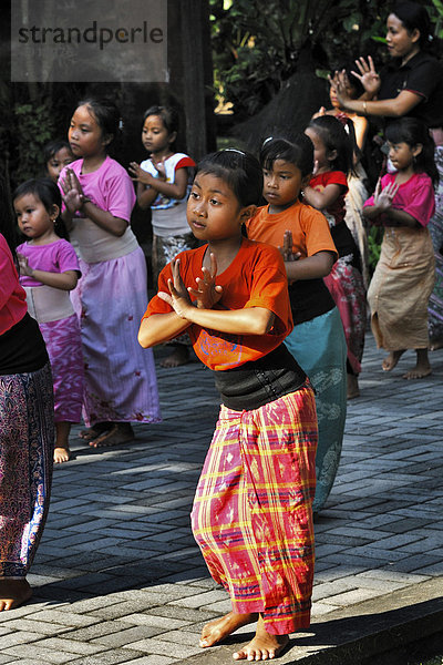 Mädchen üben klassischen Tanz im Königspalast Puri Saren  Ubud  Bali  Indonesien