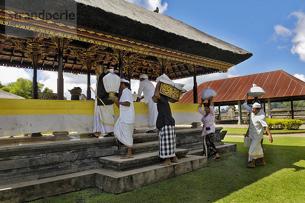 Am Bratan-See  Tempel Pura Ulun Danu  Opfergaben werden gebracht  Bali  Indonesien