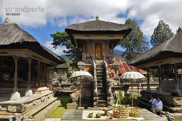 Am Bratan-See  Opfergaben am Tempel Pura Ulun Danu  Bali  Indonesien