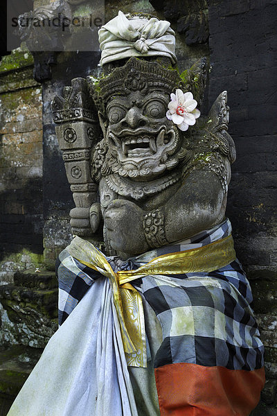 Figur aus der balinesischen Mythologie im Königspalast Puri Saren  Ubud  Bali  Indonesien