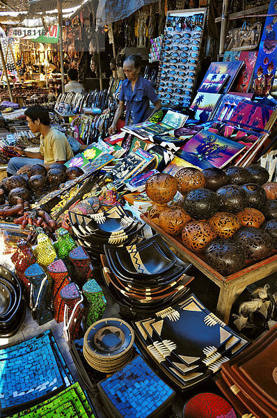 Souvenirs am Markt in Ubud  Bali  Indonesien
