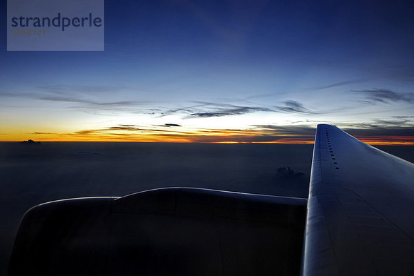 Sonnenuntergang  Blick aus Flugzeugfenster bei Singapur  Singapur  Asien