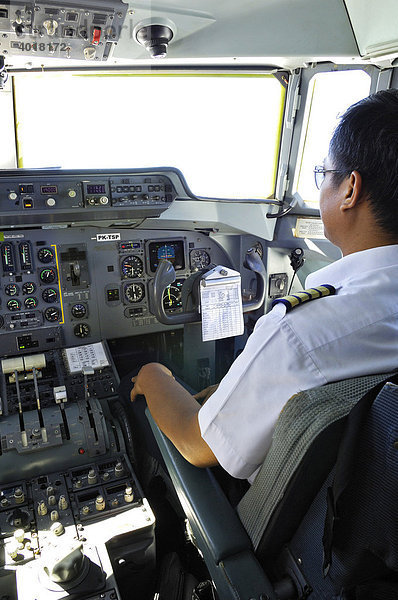 Cockpit einer Focker-50-Turboprop  Bali  Indonesien  Asien