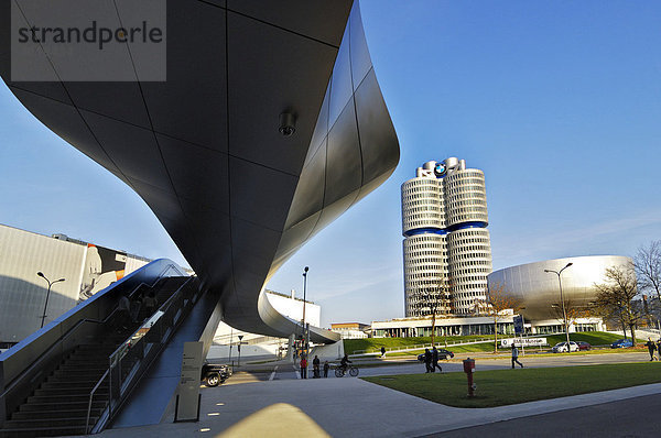 BMW Zylinder  Museum und Brücke zur BMW-Welt  Auslieferungs- und Erlebniszentrum  München  Bayern  Deutschland  Europa