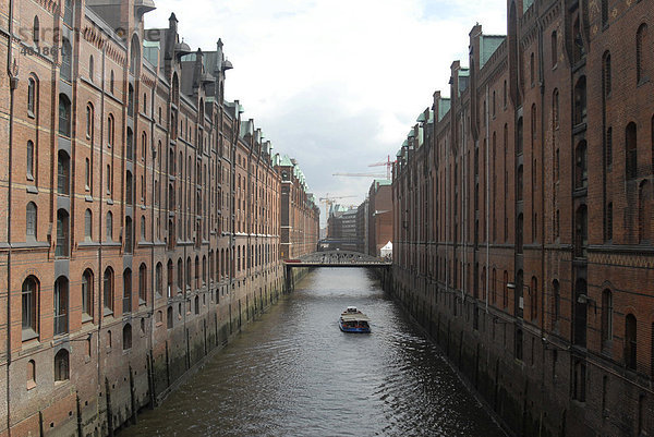 Blick in ein Fleet in der historischen Speicherstadt  Hamburg  Deutschland  Europa