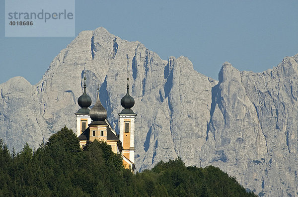 Wallfahrtskirche Frauenberg  im Hintergrund der Nationalpark Gesäuse  Steiermark  Österreich  Europa