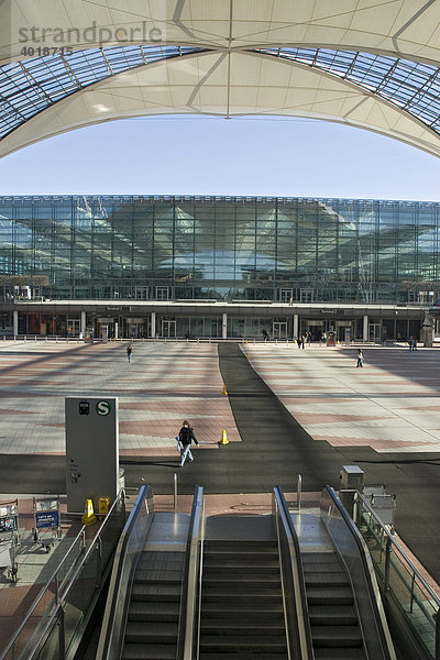 Dachkonstruktion am Franz Joseph Strauß Flughafen zwischen Terminal 1 und 2  München  Bayern  Deutschland  Europa