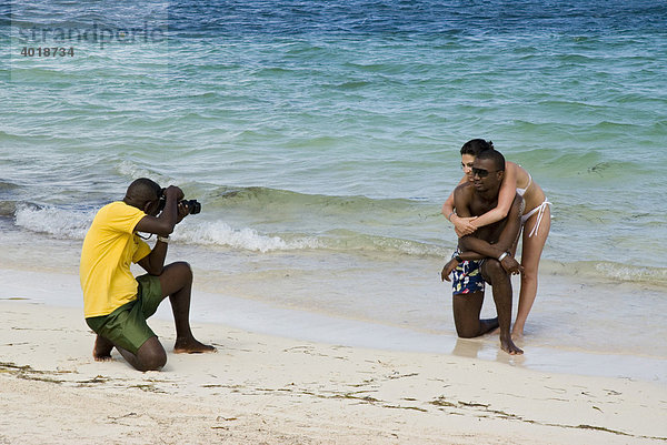 Fotograf mit Paar am Strand  Punta Cana  Dominikanische Republik  Mittelamerika