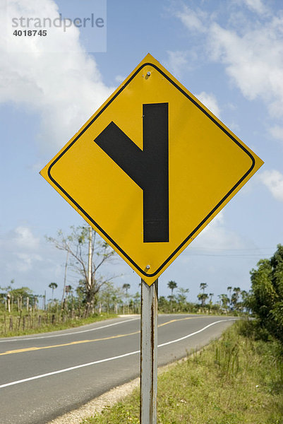 Verkehrsschild für Kreuzung  Punta Cana  Dominikanische Republik  Mittelamerika