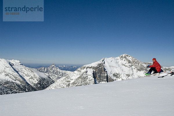 Pause mit Ausblick auf das Hochtor im Nationalpark Gesäuse  Steiermark  Oberösterreich  Österreich  Europa