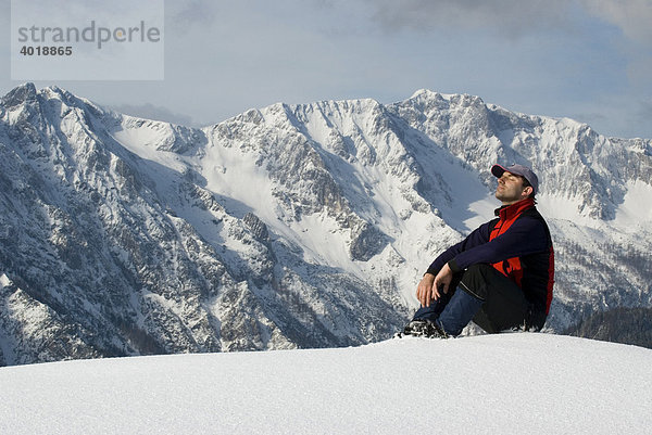 Winterwanderung im Nationalpark Kalkalpen  hinten der hohe Nock  Oberösterreich  Österreich  Europa
