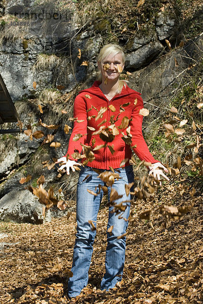 Frau spielt mit Herbstlaub  Nationalpark Kalkalpen  Oberösterreich  Österreich  Europa
