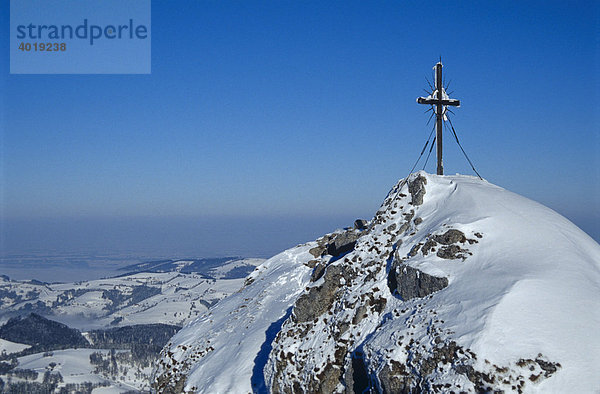 Das Gipfelkreuz des Steinernen Jäger in den Voralpen bei Reichraming im Winter  Oberösterreich  Österreich  Europa