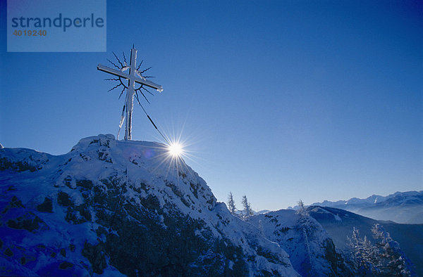 Das Gipfelkreuz des Steinernen Jäger in den Voralpen bei Reichraming im Winter  Oberösterreich  Österreich  Europa