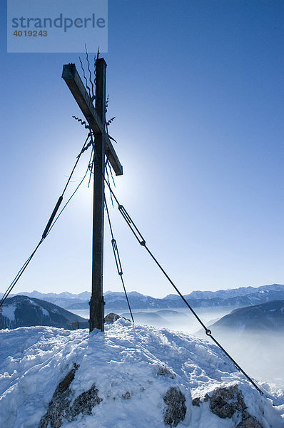 Das Gipfelkreuz des Steinernen Jäger in den Voralpen bei Reichraming im Winter im Gegenlicht  Oberösterreich  Österreich  Europa