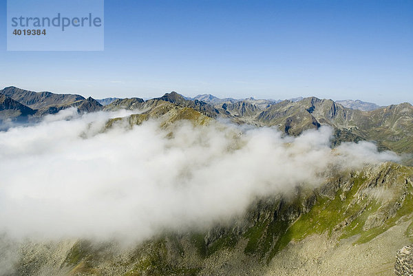 Nebelstimmung über den Schladminger Tauern  St. Nikolei  Steiermark  Österreich  Europa