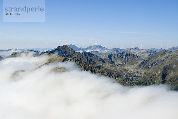 Nebelstimmung über den Schladminger Tauern  St. Nikolei  Steiermark  Österreich  Europa