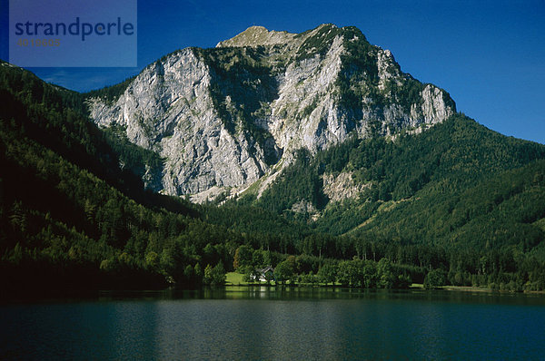 Langbathsee mit dem Brunnkogel im Höllengebirge bei Ebensee  Salzkammergut  Oberösterreich  Österreich  Europa