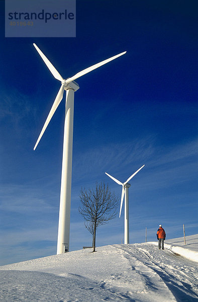 Wanderer im Winter bei dem Windkraftwerk in der Laussa  Oberösterreich  Österreich  Europa