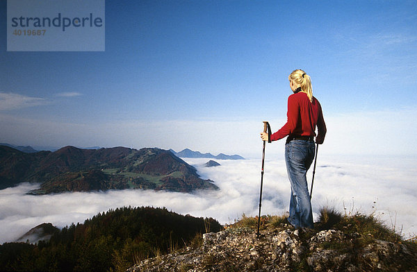 Frau schaut auf das Wolkenmeer über dem Ennstal  Oberösterreich  Österreich  Europa