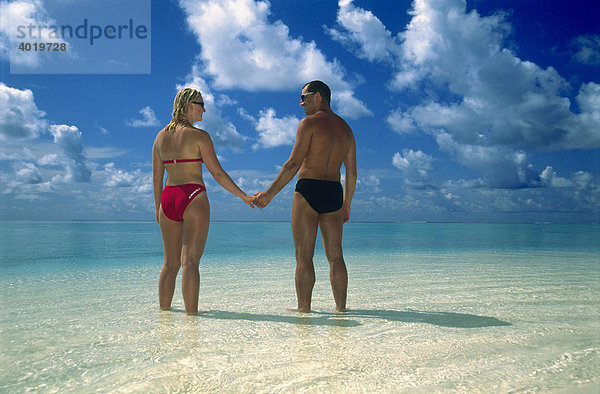 Ein Paar steht am Strand  Summer Island Village  Nord-Male-Atoll  Malediven  Indischer Ozean