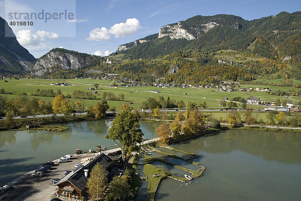 Herbststimmung am Schlossteich von Trautenfels  Steiermark  Österreich  Europa