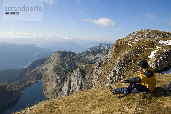 Der Vordere Lahngangsee  Wanderer  im Toten Gebirge  Steiermark  Österreich  Europa