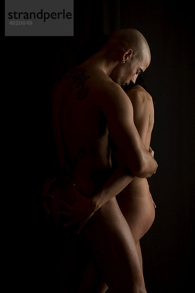 Paar  Körper  nackt  umarmen