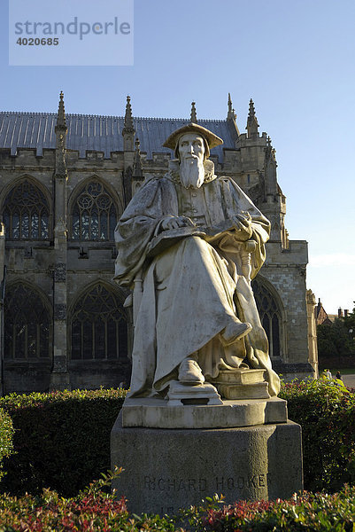 Statue vom Anglikanischen Theologen Richard Hooker vor Cathedral St. Peter  Exeter  England  Großbritannien  Europa