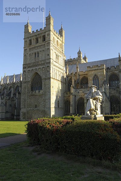 Statue von Anglikanischem Theologen Richard Hooker vor Cathedral St. Peter  Exeter  England  Großbritannien  Europa