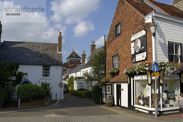 Alte Häuserzeile mit Werbetafel für Brauerei Harvey's 1790  hinten zu sehen  Lewes  alte Hauptstadt von East-Sussex  England  Großbritannien  Europa