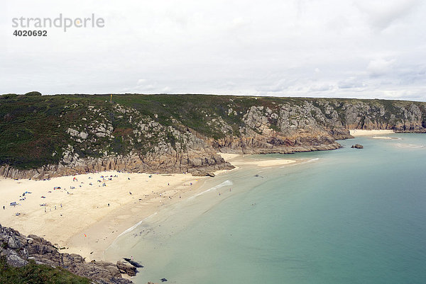 Blick auf Küste und Strand von Porthcurno  Cornwall  England  Großbritannien  Europa