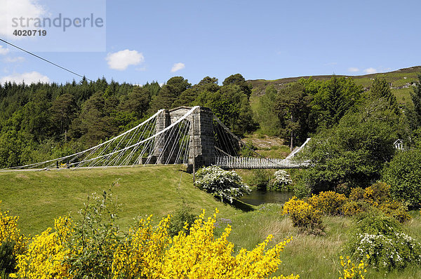 Bridge of Oich  etwa 1854 erbaute Stahlbrücke über den Fluss Oich  nahe Fort Augustus  Teil des Kaledonischen Kanals  der Atlantik und Nordsee verbindet  Schottland  Großbritannien  Europa