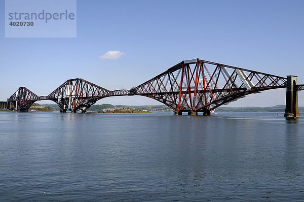 Forth Rail Bridge über den Firth of Forth Fjord bei Edinburgh  Schottland  Großbritannien  Europa