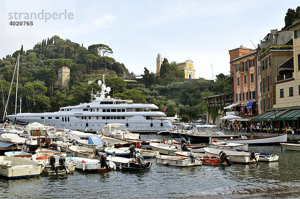 Blick auf Luxusjacht im Naturhafen von Portofino und Kirche San Giorgio  Riviera di Levante  Italien  Europa