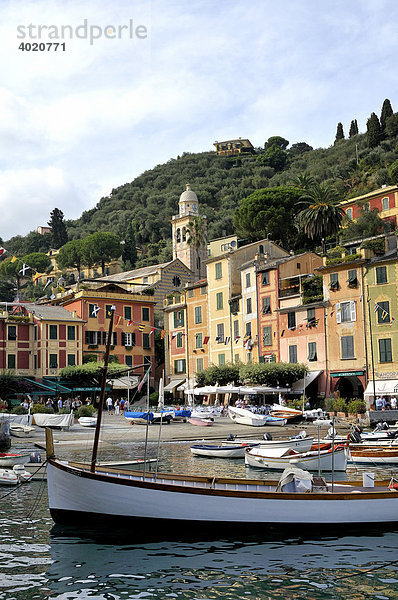 Blick auf den Naturhafen und Ort Portofino  Riviera di Levante  Italien  Europa