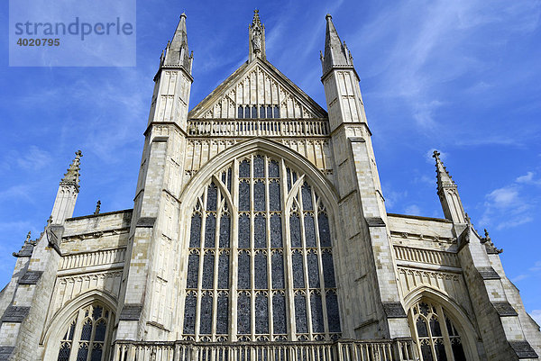 Winchester Cathedral  mit 170 m Höhe eine der größten Kathedralen in England  Südengland  England  Vereinigtes Königreich  Europa