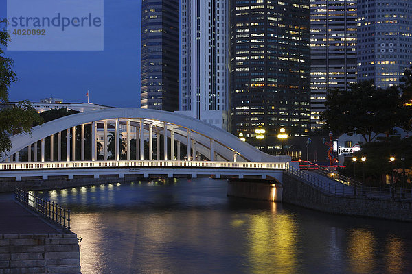 Elgin Bridge mit Finanzzentrum Singapur  Singapore  Asien