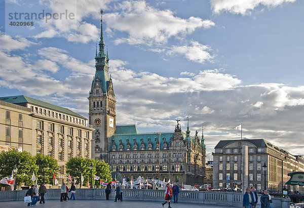 Rathaus und Hauptplatz von Hamburg  Deutschland  Europa