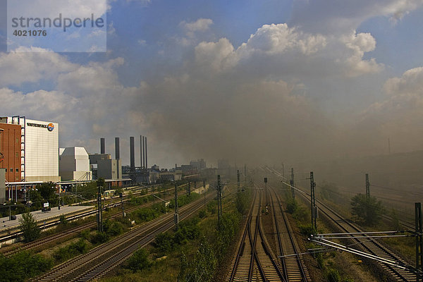 Rauchschwaden eines Autobrandes ziehen Richtung Stromkraftwerk Vattenfall  Berlin  Deutschland  Europa