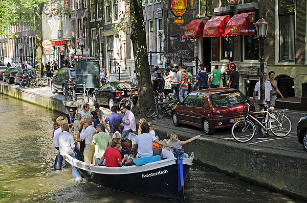Menschen  Boot  Stadtrundfahrt  Gracht  Altstadt  Amsterdam  Holland  Niederlande  Europa