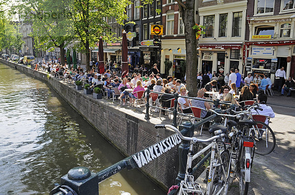 Straßencafe  Gracht  Brücke  Fahrräder  Altstadt  Amsterdam  Holland  Niederlande  Europa